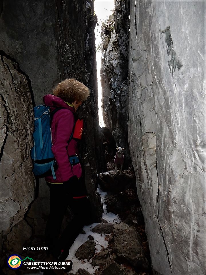 26 Nella suggestiva strettoia rocciosa del Buco della Carolina.jpg